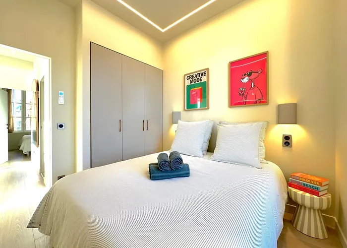 New - Monaco - Menton - Sea View - Premium Location - 2 Bedrooms- Luxury Renovated - Parking - Clim - Balcony - Beach And Sun Apartment Menton