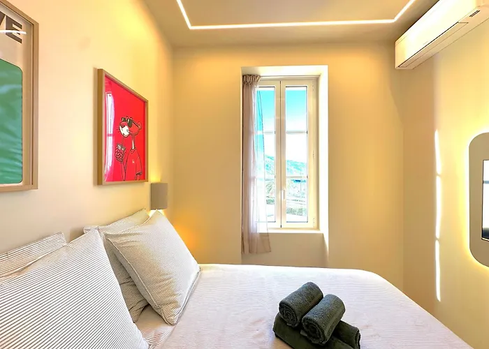 New - Monaco - Menton - Sea View - Premium Location - 2 Bedrooms- Luxury Renovated - Parking - Clim - Balcony - Beach And Sun Menton