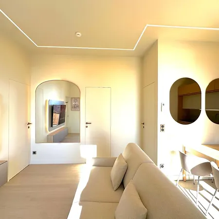 Daire Monaco - Menton - Sea View - 6 Persons - Premium Location - 2 Bedrooms- Luxury Renovated - Parking - Clim - Balcony - Beach And Sun *