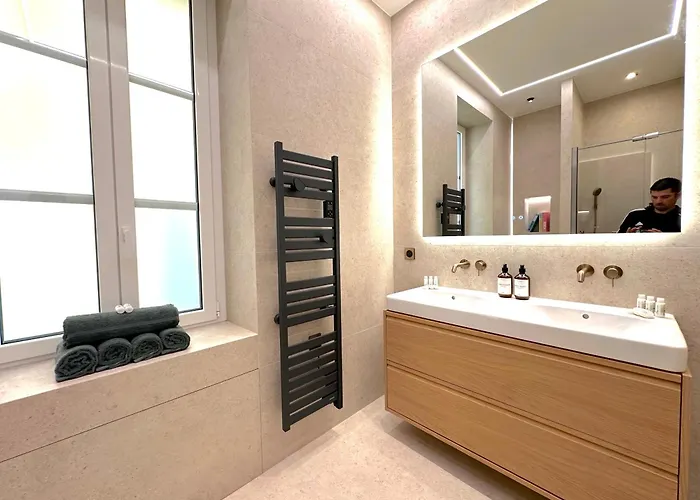 דירה New - Monaco - - Sea View - Premium Location - 2 Bedrooms- Luxury Renovated - Parking - Clim - Balcony - And Sun מנטון