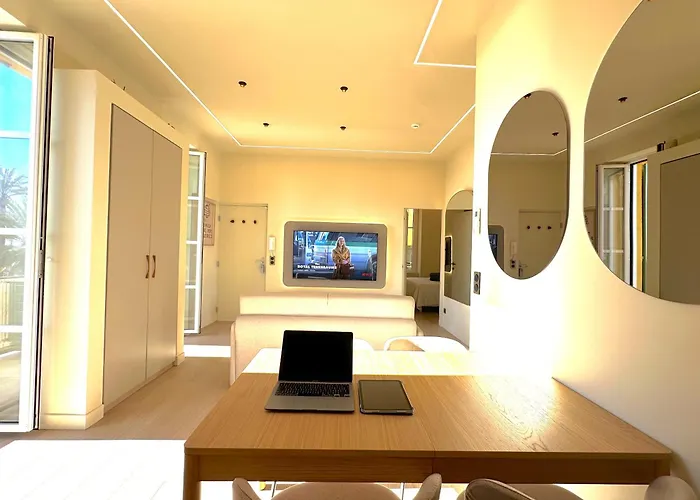 New - Monaco - Menton - Sea View - Premium Location - 2 Bedrooms- Luxury Renovated - Parking - Clim - Balcony - Beach And Sun Διαμέρισμα *