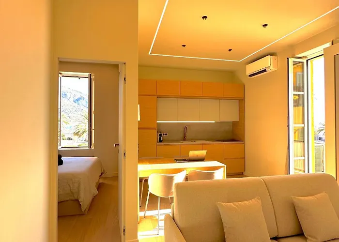 New - Monaco - Menton - Sea View - Premium Location - 2 Bedrooms- Luxury Renovated - Parking - Clim - Balcony - Beach And Sun Μεντόν