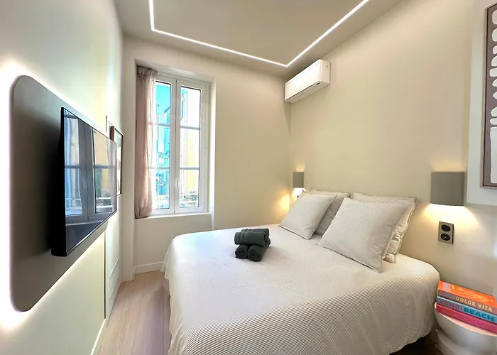 New - Monaco - - Sea View - Premium Location - 2 Bedrooms- Luxury Renovated - Parking - Clim - Balcony - And Sun Menton