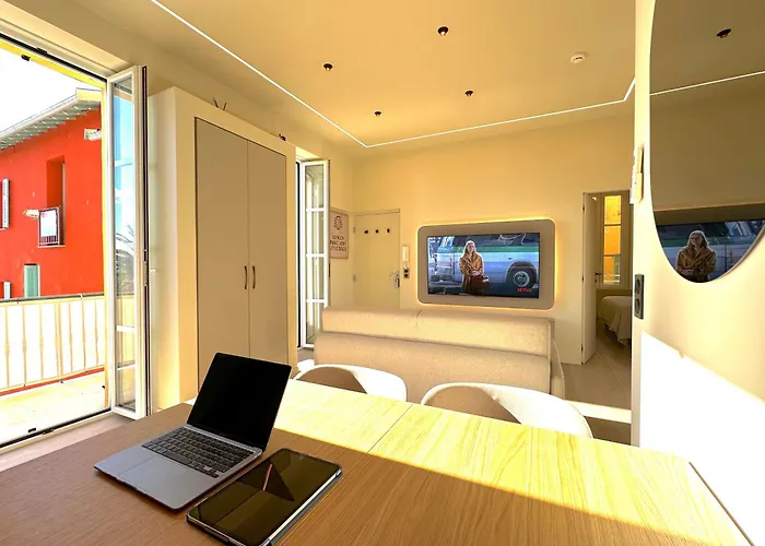 New - Monaco - - Sea View - Premium Location - 2 Bedrooms- Luxury Renovated - Parking - Clim - Balcony - And Sun מנטון